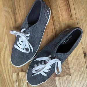 Nautica navy and white tennis shoes size 7.5